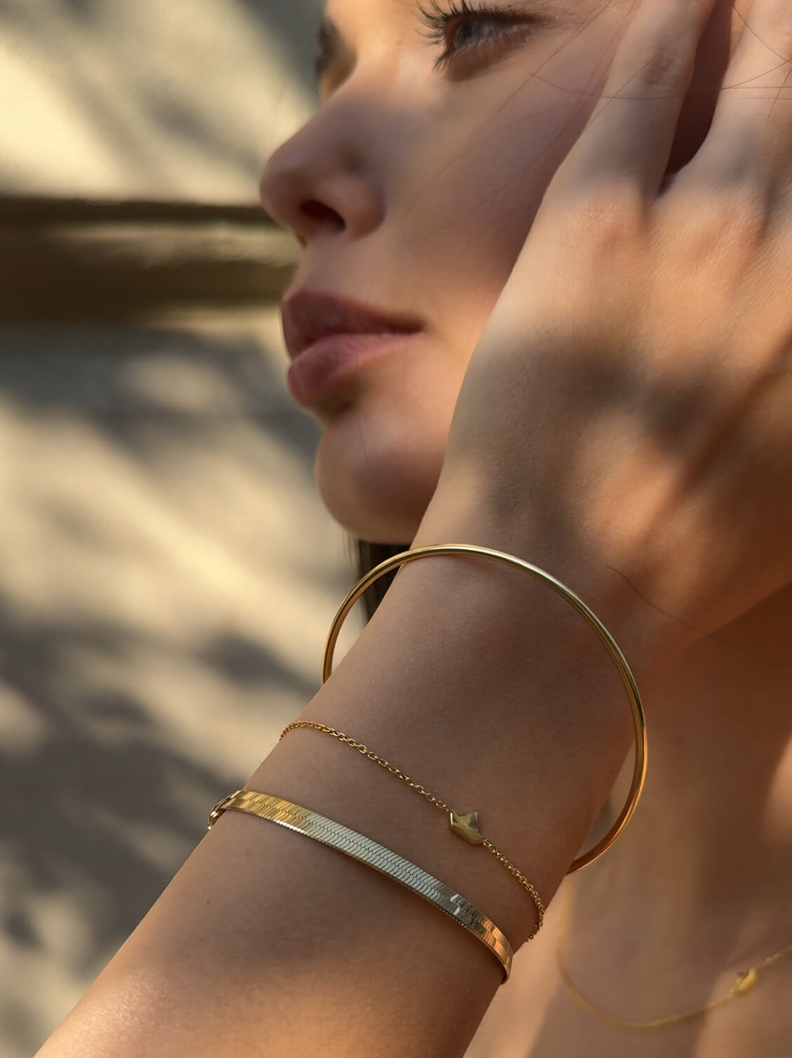 Das Boot- und Schiff-Armband in Gold ist ein einzigartiges Accessoire, das Eleganz mit maritimen Motiven vereint. Gefertigt aus hochwertigen Materialien, passt das Armband perfekt zu verschiedenen Outfits und verleiht ihnen einen subtilen, aber markanten Akzent. Ideal für Liebhaber von meeresinspirierter Schmuck, ist es nicht nur ein Symbol der Freiheit, sondern auch ein stilvoller Ausdruck der Individualität.