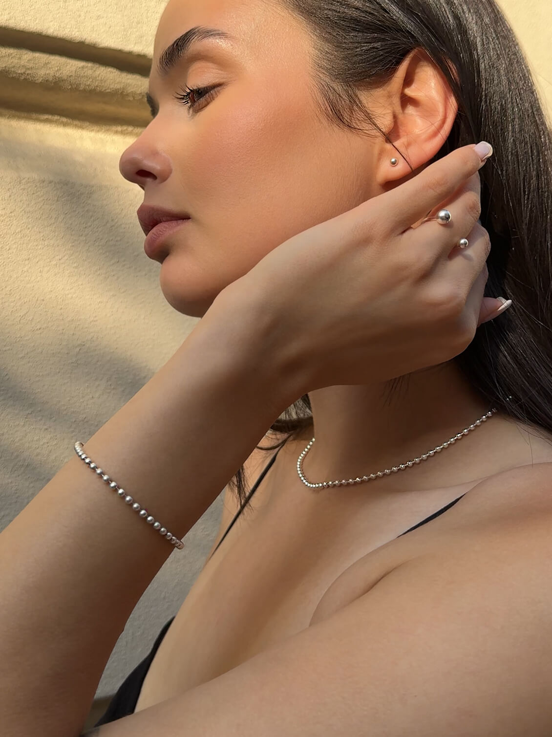 Klein Kugelschmuck ist ein zartes Accessoire, das durch seine minimalistische Eleganz überzeugt. Die kleinen Kugeln fügen sich dezent in jedes Outfit ein und sorgen für einen stilvollen Akzent. Ideal für Liebhaber von minimalistischer und zeitloser Schmuckkunst.