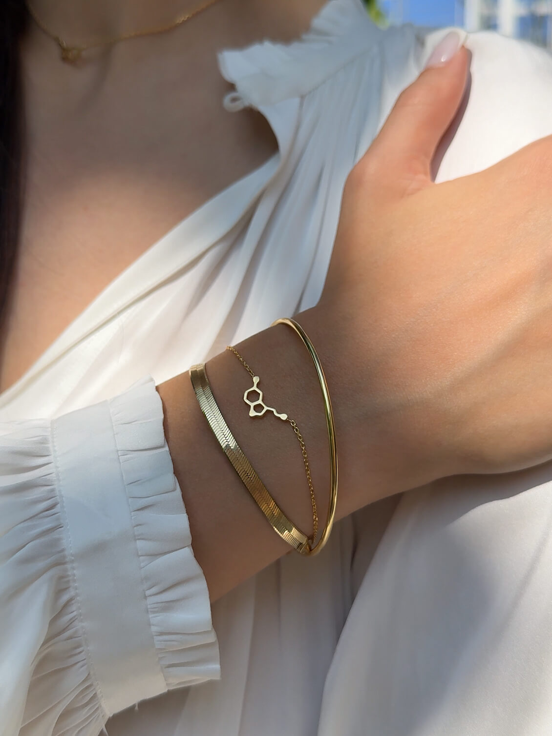 Die Armbänder Gold Serotonin vereinen Eleganz und Symbolik in einem modernen Design. Inspiriert vom Glückshormon Serotonin, bringen diese Armbänder positive Energie in Ihren Stil. Perfekt als Stapelarmbänder, können sie einzeln oder kombiniert getragen werden, um Ihrem Look eine einzigartige und persönliche Note zu verleihen.